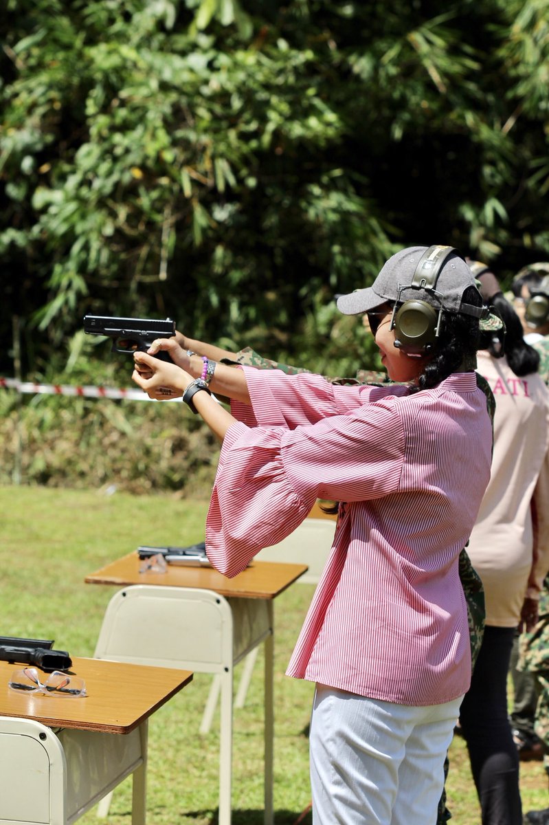 HazieArmani's tweet photo. 🔫😍💥 Gun shooting training 💕 #GlockBaby https://t.co/d6mrusnQ6r