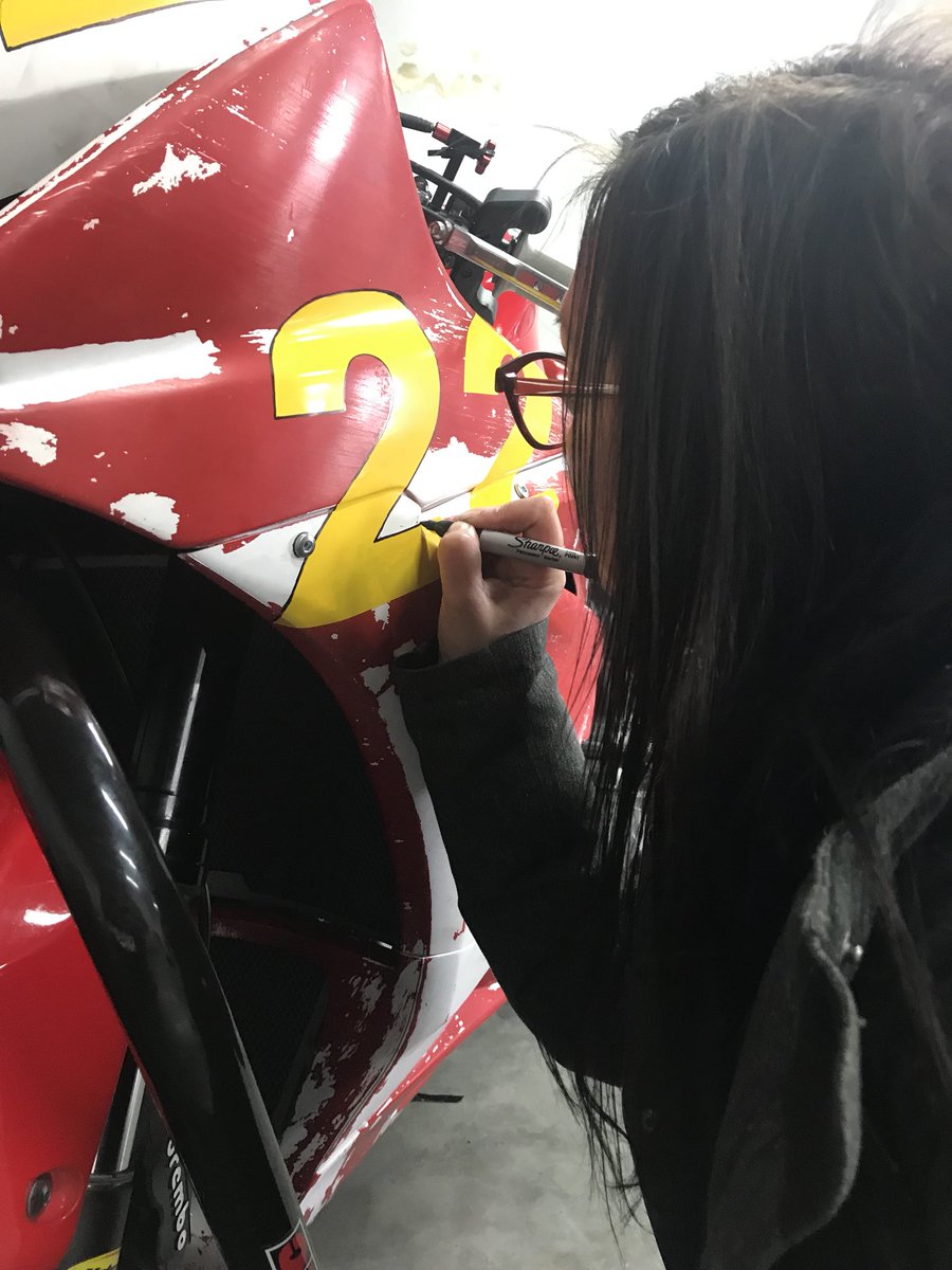 motogroupie's tweet photo. I am what you call a multi-talented race wife. #properprofessional #suzuki #gsxr1000 #Endurance #playday6hour https://t.co/3bYjY0DRu9