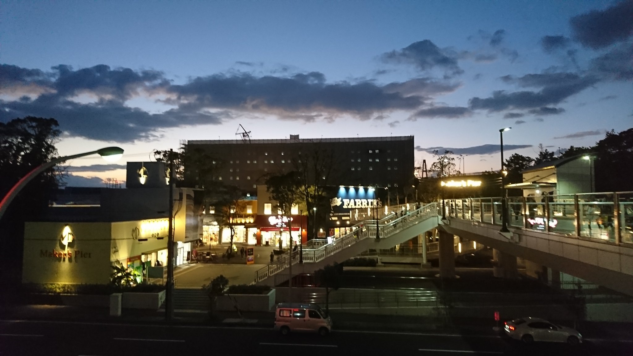 広瀬 隆之 レゴランド横の商業施設 メイカーズピア 噂通りの閑散ぶり 一番客が集まるのが噴水ショーで 飲食店はどこもガラガラ この施設の厳しさを象徴する 飲食店も強気だから余計にキツイ レゴランドでカネを使い果たしとるから ここでカネを