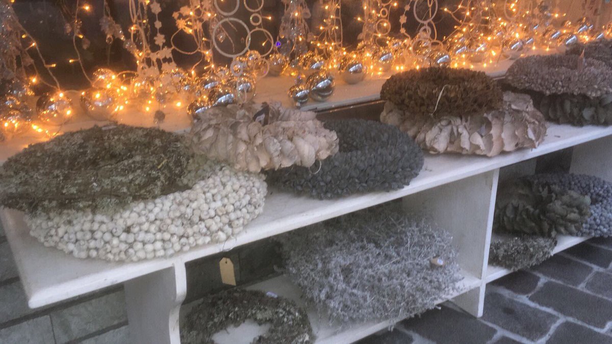 SfeeeerGoes's tweet photo. Maak de warme donkere avonden thuis extra gezellig met een mooie krans. Diverse kransen verkrijgbaar vanaf €8,95 https://t.co/vNDMe9qRLx