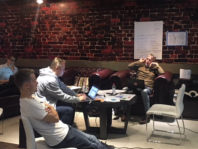 HSL_HRT's tweet photo. Tiukkaa vääntöä ennen loppukiriä. Enää tunti aikaa! #hslstrackathon #strackathon https://t.co/WlELBwMJaQ