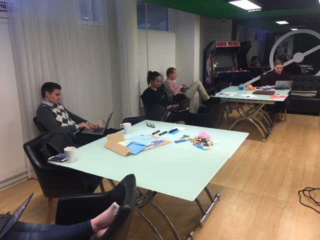 HSL_HRT's tweet photo. Tiukkaa vääntöä ennen loppukiriä. Enää tunti aikaa! #hslstrackathon #strackathon https://t.co/WlELBwMJaQ