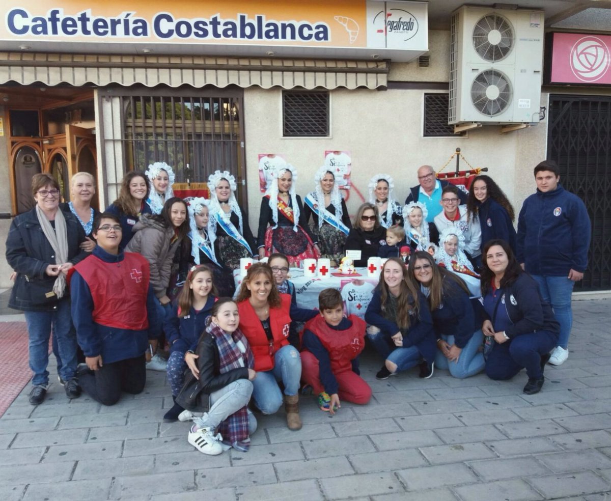 Un año más la #hogueraParquedelasAvenidas sale a las calles del barrio a recaudar dinero para @CRAlicante. #bellezas, #damas y el resto de #foguerers todos juntos por un fin #solidario. ¡Colabora!. #Alicante #Alacant #Hogueras #Fogueres #CruzRoja #solidaridad