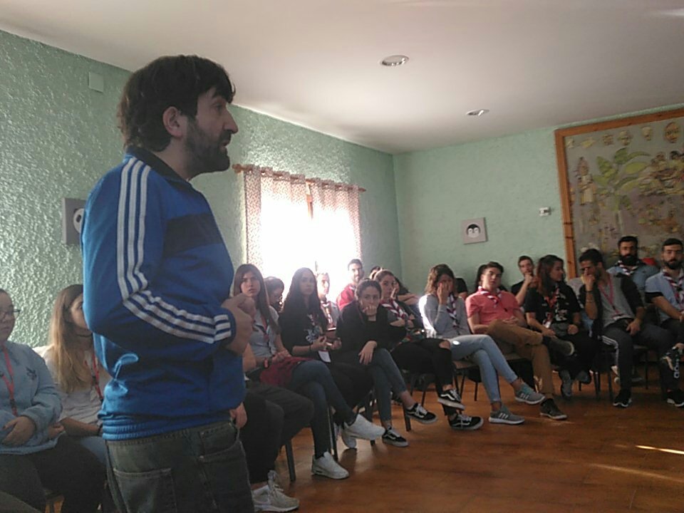 asdescoutsclm's tweet photo. Esta mañana en el Foro Joven,Narval Gómez, técnico de juventud del @AytoAlbacete informando a los rovers del Programa Erasmus + #FJ2017 #juventudnecesaria https://t.co/huX6GmeV2b