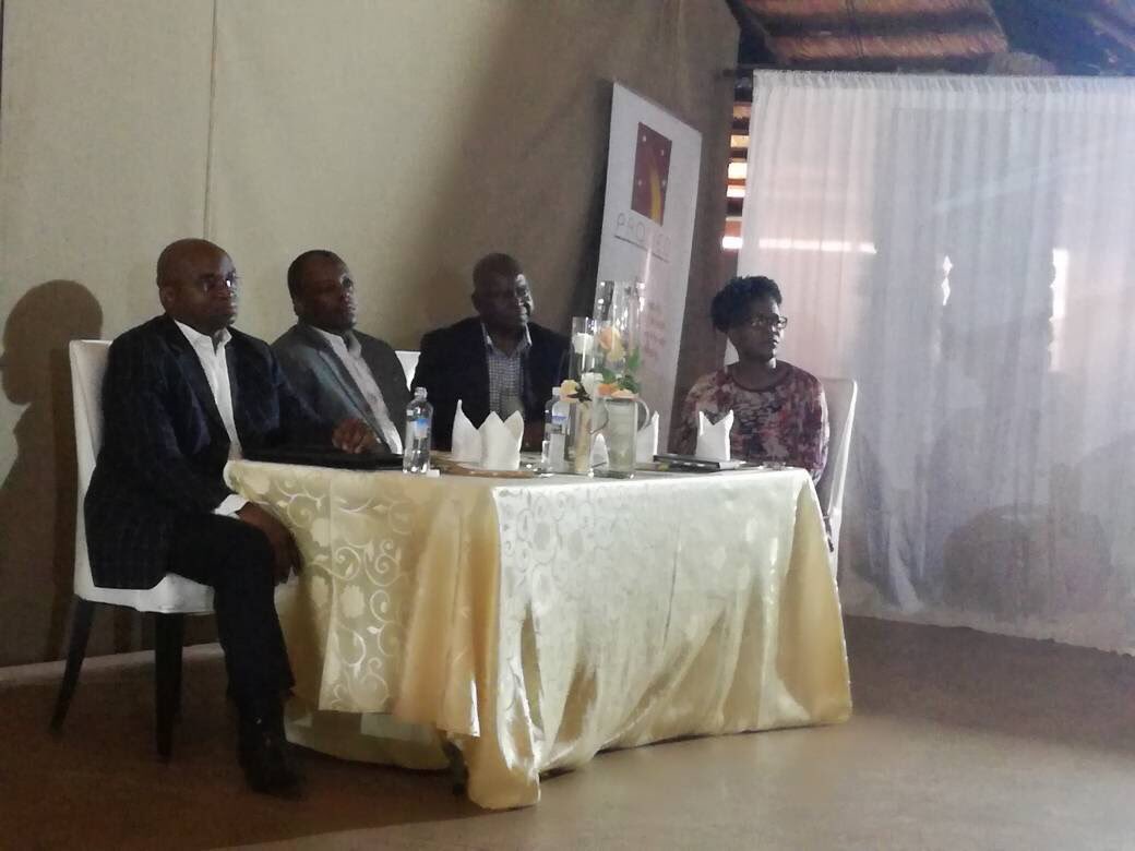 Curate_CommZW's tweet photo. #PROWEBHighTea moderator @suemakore and panellists @nigelchanakira @DouglasMboweni and ZARNET chair Casper Chigwedere @PROWEB2005 @ZiFMStereo @BanyaDebra https://t.co/OCNdxFEMqM
