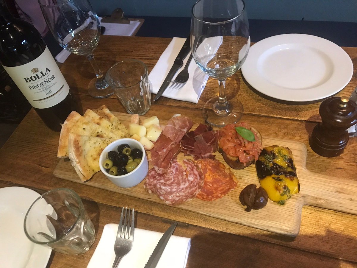 SanzioLondon's tweet photo. A starters selection with a top selected wine!🍷 “La vita with gusto” 😊😍 #HappySaturday #LetsStartWeekend #SanzioLondon https://t.co/kBqGyycdXI