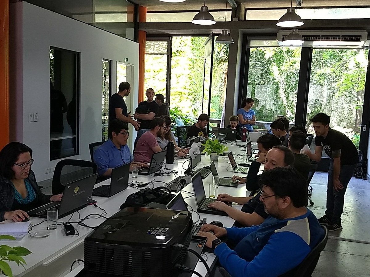 javascript_101's tweet image. Gracias a @Acamica_com por facilitarnos el lugar por esta #javascript101. 

¡Estamos muy cómod@s! 😄