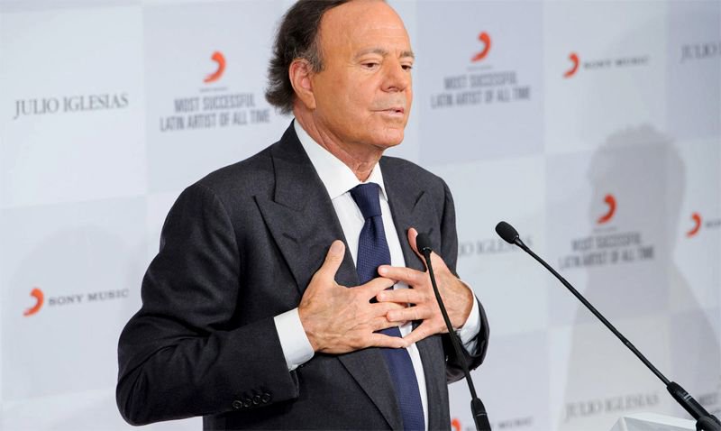 elmundotoday's tweet photo. Julio Iglesias llega a las mil millones de reproducciones fuera de YouTube https://t.co/5CtzlkfnrQ https://t.co/FGV6MTjijQ