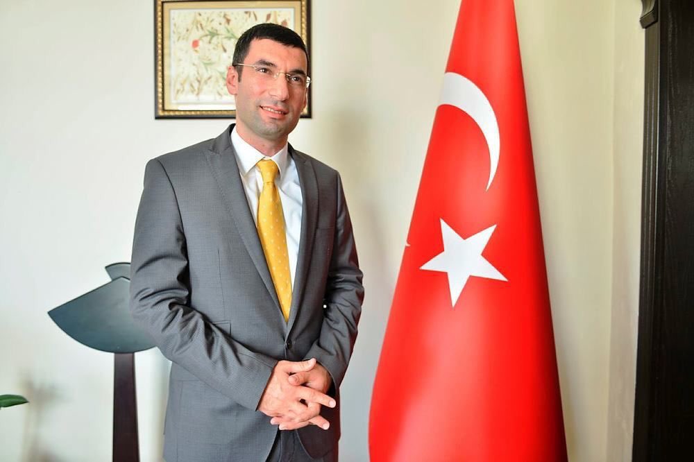 munirkaraloglu's tweet photo. Hainler tarafından geçen yıl bugün şehit edilen meslektaşım, kardeşim Mardin Derik Kaymakamımız ; Merhum Muhammet Safitürk’ü şehadetinin 1. Yılında rahmetle anıyorum. #şehitlerölmez https://t.co/uHabaAmb2o