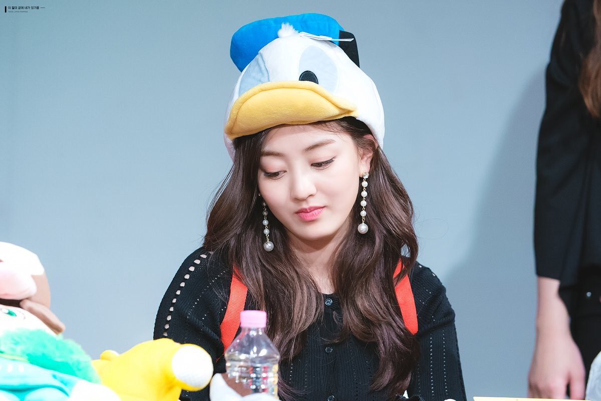 nkyut__a's tweet photo. jihyo had a donald duck hat and jeongyeon had a mickey mouse hat why are they so cute 😩💞 https://t.co/MYp5I9DU27