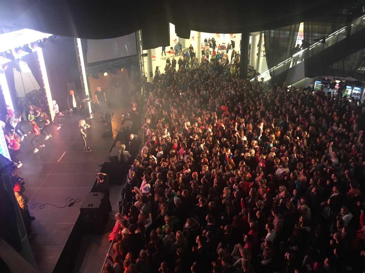 RapcoMichal's tweet photo. Na festivalu #life na @BVVBrno  padl rekord ve skupinovém tanci. Flashmobu se zúčastnilo 2052 tanečníků @BrnenskyDenik @BVVBrno https://t.co/b2S6OmL8Ne