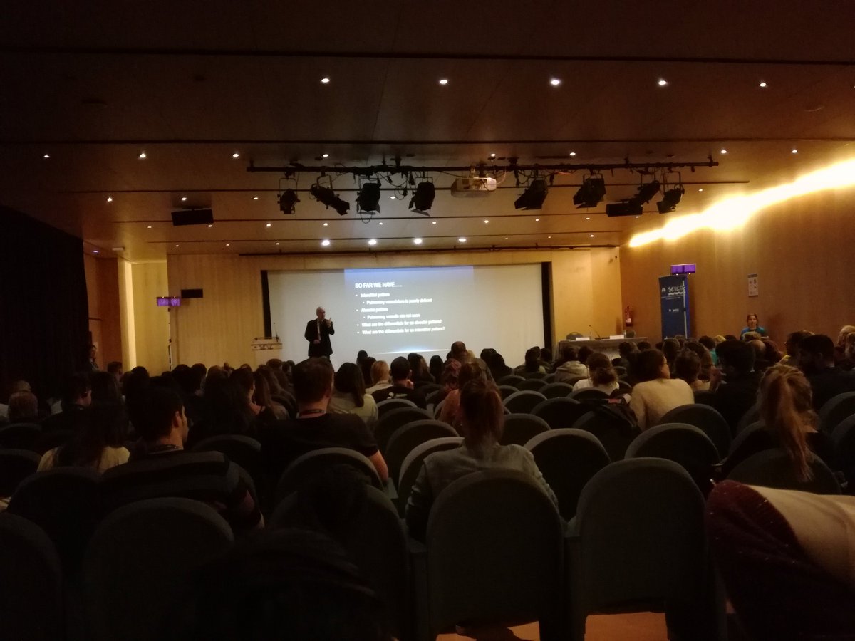 The_SEVC's tweet photo. Having a great active learning session with Dr. Mauricio Solano on pulmonary patterns!! He says  

Estamos aqui en una session muy activa con Dr. Mauricio Solano sobre patrones pulmonares!! 

#SEVC2017 #RADIOLOGY #BARCELONA #ALVEOLARPATTERN #INTERSTICIAL PATTERN #Casestudies https://t.co/5c089k709a