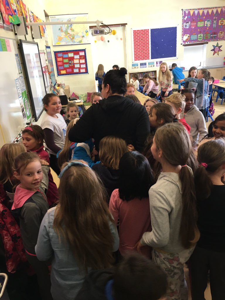 3rdclassGETNS's tweet photo. We had a lovely surprise visit from Sarai on Friday! She was one of our helper teachers from Spain last year ❤️ #surprise #friends #getns https://t.co/FFcfZgTE39