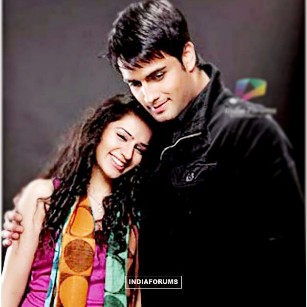 AbhiyaFanClub's tweet photo. ANNOUNCEMENT
ATTENTION EVERYONE-:
Tomorrow there will be mass tweeting for telecasting #Pkyek in @MBCBollywood .
Time-: India- 6:30pm
            Arab- 3:00pm
&amp; dont forget to tag @MBCBollywood in each &amp; every tweet asking them to telecast our #Pkyek over there . https://t.co/PcEh2NIFk7