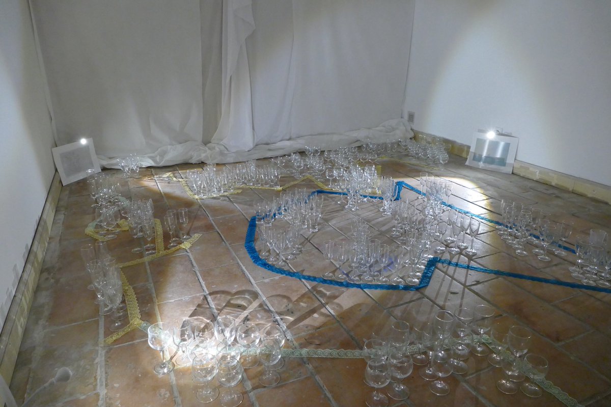 Retour sur l'installation "Après les mers, ouvrir le monde" de #fadmakaddouri 🗺 jusqu'au 31 décembre <a href="/LaNonMaison/">LA NON-MAISON</a>