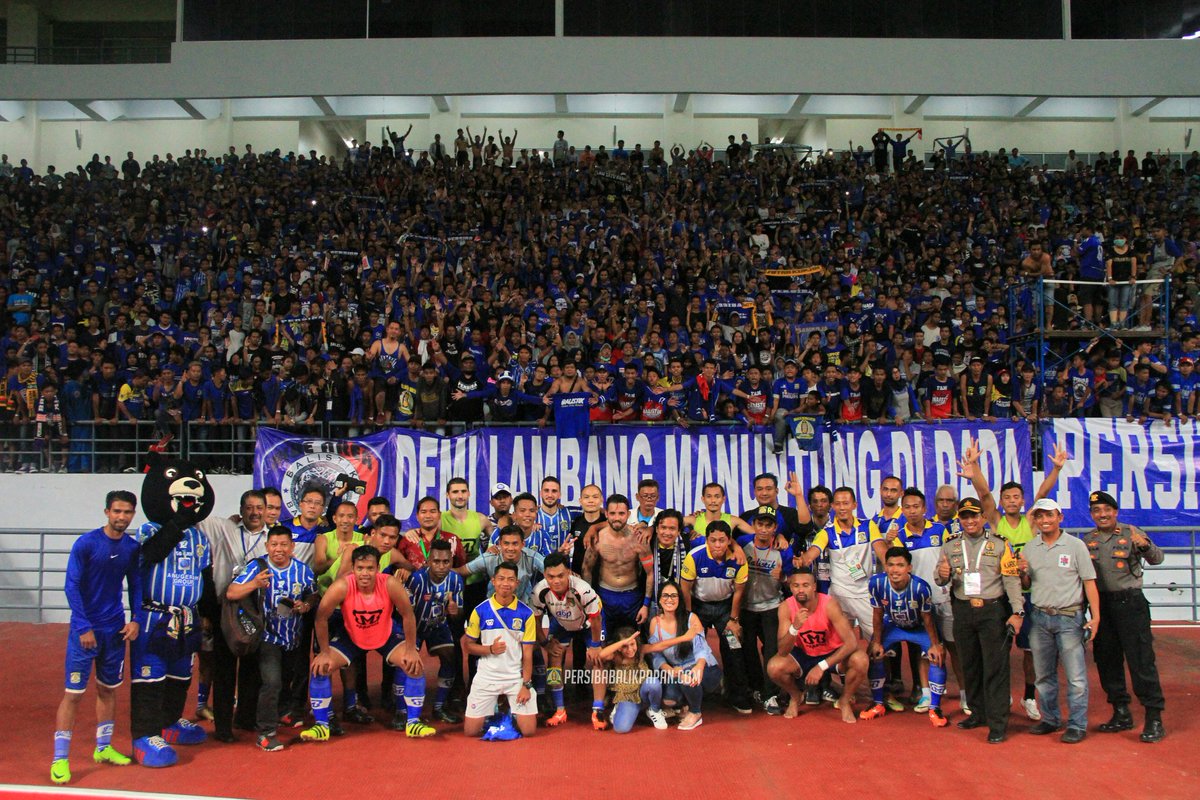 #sebataspagartribun ga perlu turun ke lapangan, sedih2, meluk pemain, ucapin salam perpisahan. Begini aja sudah romantis 😘😡😊