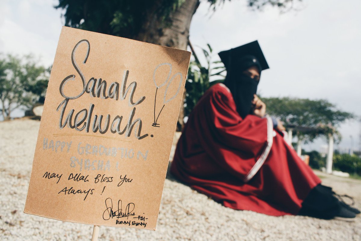 sitifairuzmk's tweet photo. Done lenguhkan tangan utk
preconvo Mek Ngah Syasha 😂
Last Minute Sebelum Hantaq Jubah .

#takpower
#upmkonvokesyen41  
#vsco
#vscocam
#vscomy https://t.co/tOEXrrErbn
