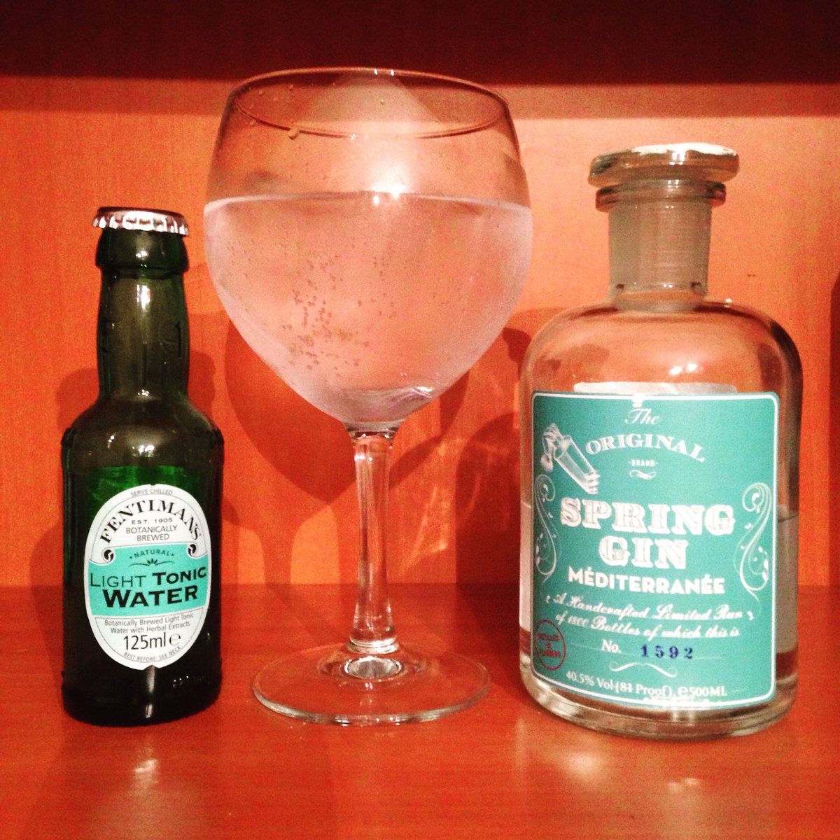Una gin con botánicos mediterráneos como laurel, tomillo, romero y limón. Perfect serve de Spring Gin Mediterranee y @FentimansLtd