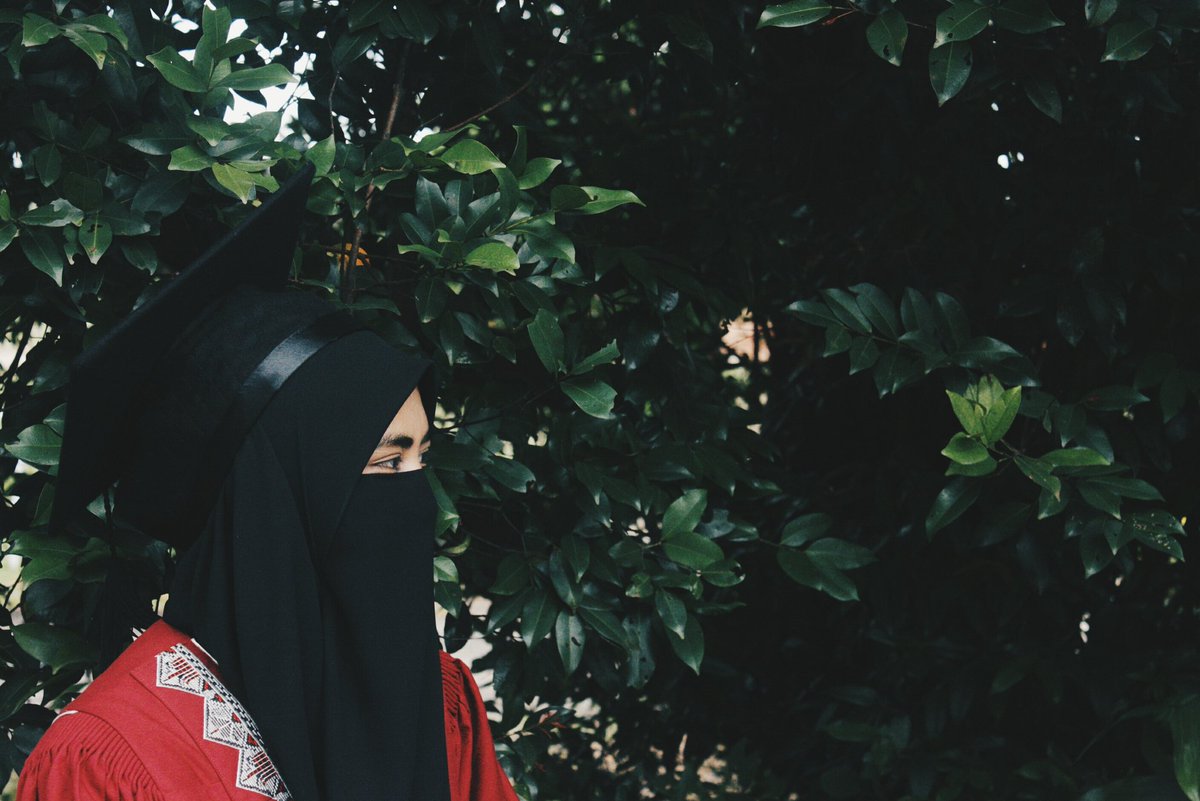 sitifairuzmk's tweet photo. Done lenguhkan tangan utk
preconvo Mek Ngah Syasha 😂
Last Minute Sebelum Hantaq Jubah .

#takpower
#upmkonvokesyen41  
#vsco
#vscocam
#vscomy https://t.co/tOEXrrErbn