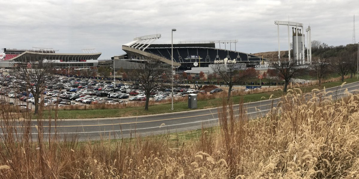 BrettPlayter's tweet photo. This may be the biggest line for a garage sale I have ever seen! @Royals #lookingfordeals https://t.co/zOQGTCLJa6
