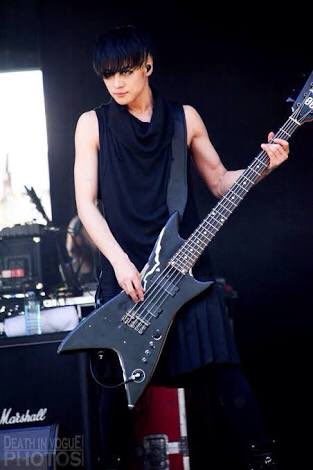 ナオ＊ on X: "乗ってみたベースの日 DIR EN GREY Toshiya Sadie 亜季