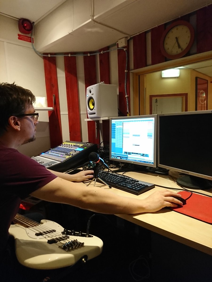 LiVamx's tweet photo. Studio weekend with the band! #SoProffessional #BrokenMonitor https://t.co/Fh1bnsjO5F