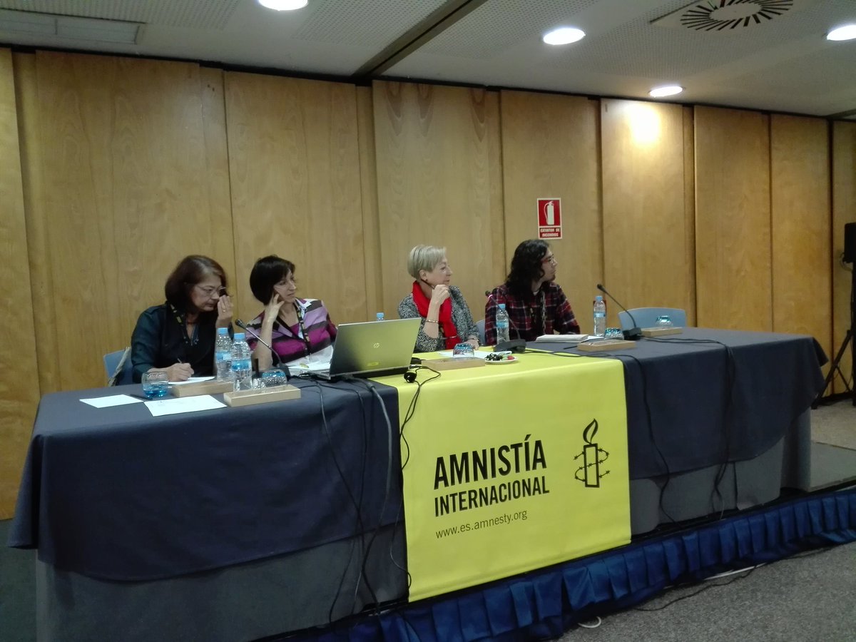 amnistiacyl's tweet photo. #CGF2017. Gustavo Pedraza y Mercedes Rodríguez, defensor y defensora de DDHH en Colombia exponen sus testimonios y la situación en Colombia. #Valiente https://t.co/8rlc6seAbX