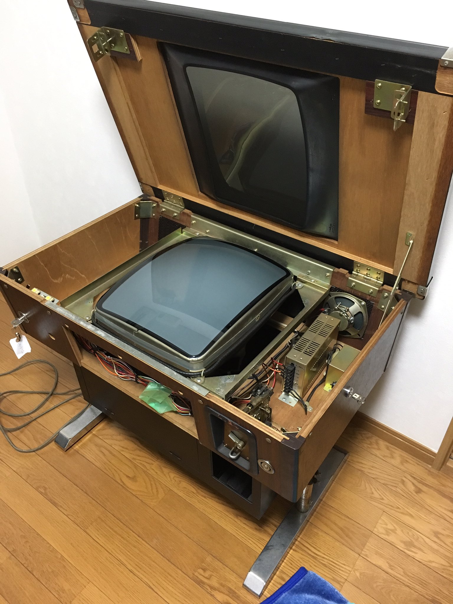 ★ヒジヤン★ on Twitter &quot;しゅうまっくすさんテーブル筐体を1台追加！ 部屋をゲーセンにした…