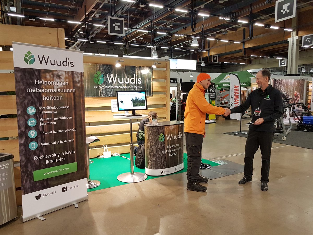 MPohjola's tweet photo. #metsämessut ystäviä, tuttuja ja kollegoja @Wuudis @logbullet #biotalous https://t.co/83Xdlfave9