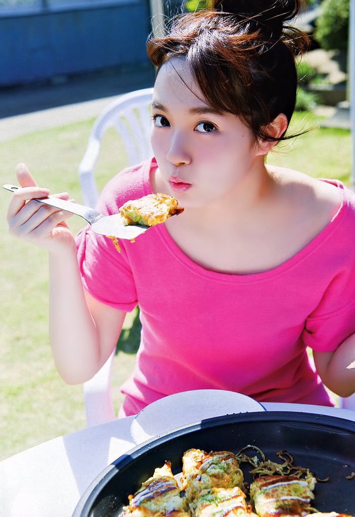 ナル בטוויטר お好み焼きはヘラで切り分けてヘラでフウフウしながら食べる 右のひめたんが正しい食べ方 猫舌の人は皿に取って箸で食べる すぅちゃんカワイイ