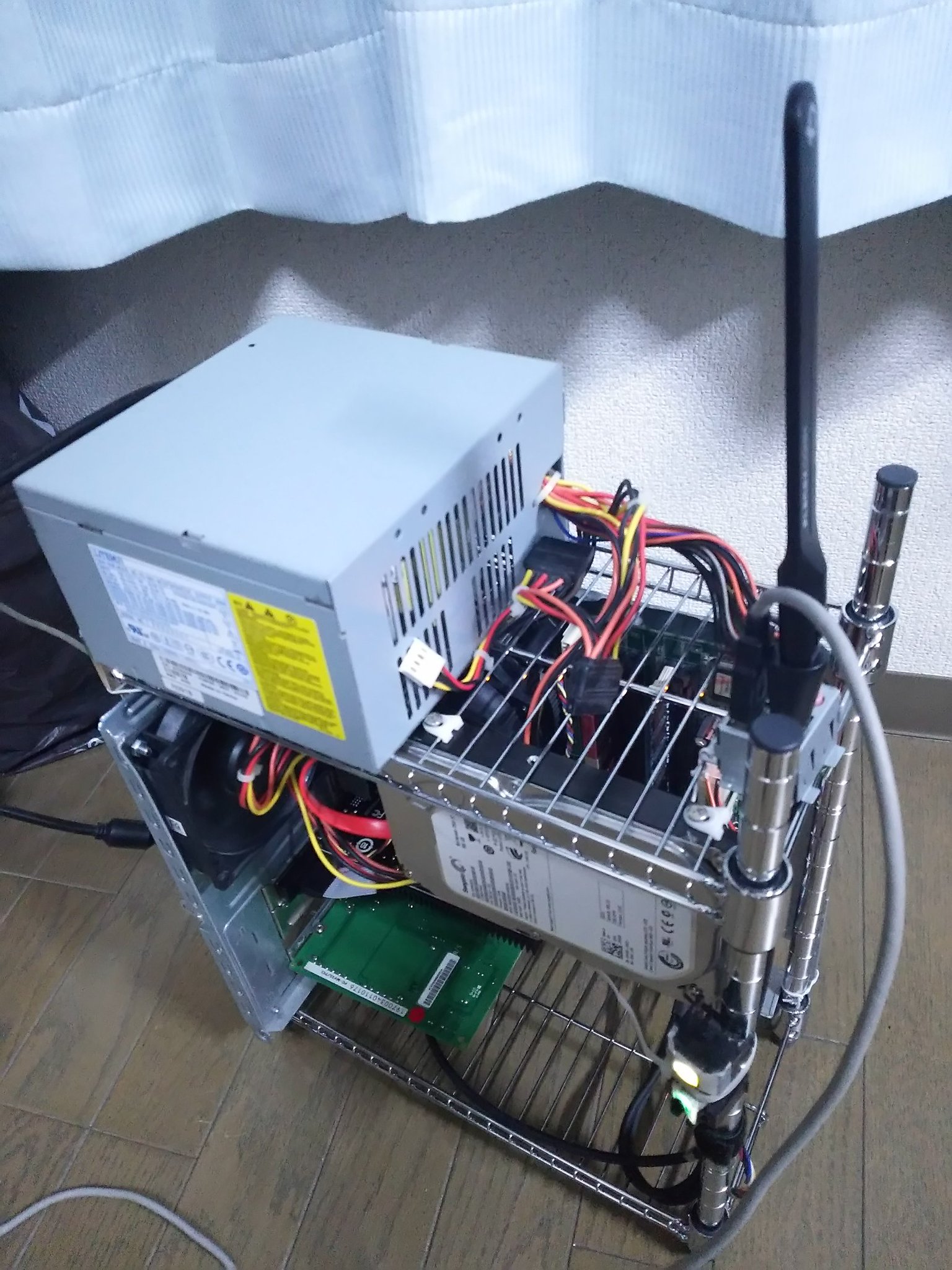 しょうポチ技術系 on Twitter &quot;自作PC、というか自作PCケース (100均のスチールラック 15x30cm) 今まで板ごと棚に