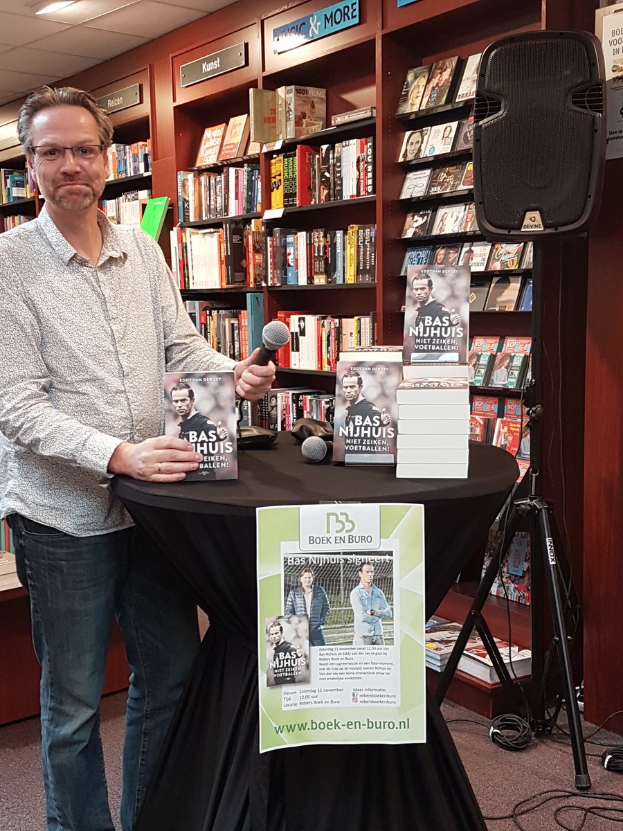 Klaar voor het bezoek van scheidsrechter Bas Nijhuis.  Van 12 tot ca half 2 komt hij samen met schrijver Eddy van der Ley hun boek signeren, erover vertellen en voor wie wil poseren voor een foto.