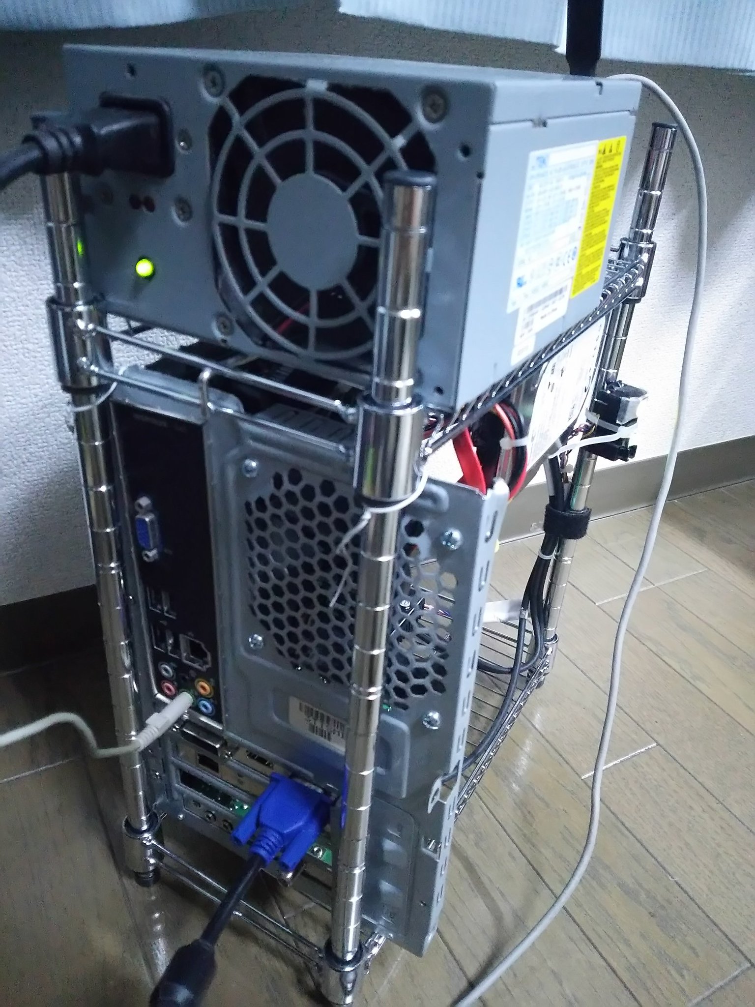 ぽちゃも 自作pc というか自作pcケース 100均のスチールラック 15x30cm 今まで板ごと棚にくくりつけてたmicroatxなcore 2 Duo機を単体化 意外としっかりしててサブのサブ機としては十分 そして材料費なんと 2 T ぽちゃも 自作pc というか自作pcケース 100均のスチールラック 15x30cm 今まで板ごと棚にくくりつけてたmicroatxなcore 2 Duo機を単体化 意外としっかりしててサブのサブ機としては十分 そして材料費なんと 2 T
