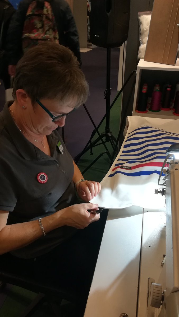 Solidarité sur <a href="/MIF_Expo/">MIF Expo - Le Salon du Made in France</a> avec la team <a href="/LafumaMobilier/">LAFUMA MOBILIER</a> ! Louisette repique le prototype du nouveau siège ;) #mifexpo #MadeInFrance #mif2017 #lafuma