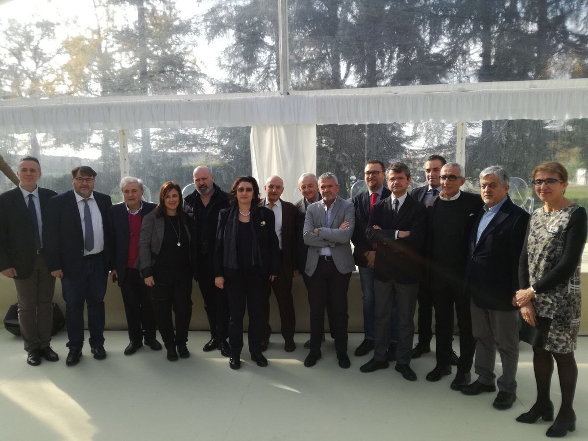 40 anni fa nasceva <a href="/Centergross/">Centergross Bologna</a> di Bologna, distretto del pronto moda e di 700 aziende comparto fashion
Capace di fatturare 5miliardi € e attirare clientela da tutto il mondo
Altro esempio dell'Emilia-Romagna che fa squadra e che da 3 anni e’ la Regione italiana prima x crescita