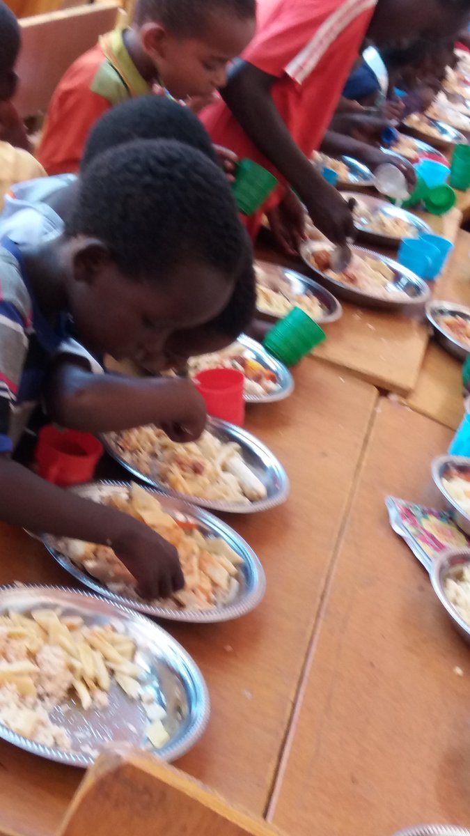 FENPS04's tweet photo. School feeding not only relief famine hunger pain but also improve enrollment and retention of IDP children in learning centers in Daynile and Kaxda Districts in Mogadishu, #FENPS, #ECW, #SHFSomlia https://t.co/L1EFPrlCM6