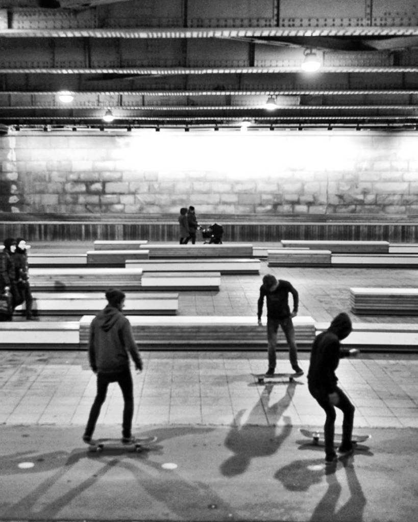 smthng_btfl's tweet image. It's not so cold that you do not skateboard / #people #grouptogether #man #many #adult #street #monochrome #monoch… ift.tt/2yR6R9v