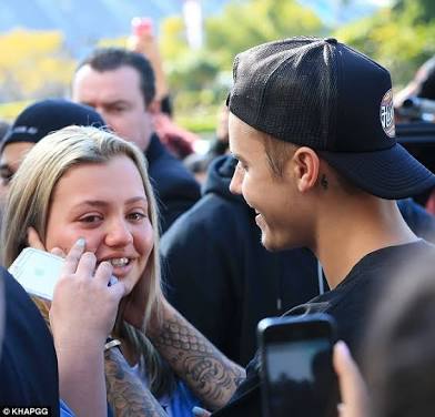 jrajbelieber's tweet photo. The relationship b/w Justin and beliebers is so precious He loves us unconditionally 
RT this if u r also agree
#EMABiggestFansJustinBieber https://t.co/LRCOqCkz3n