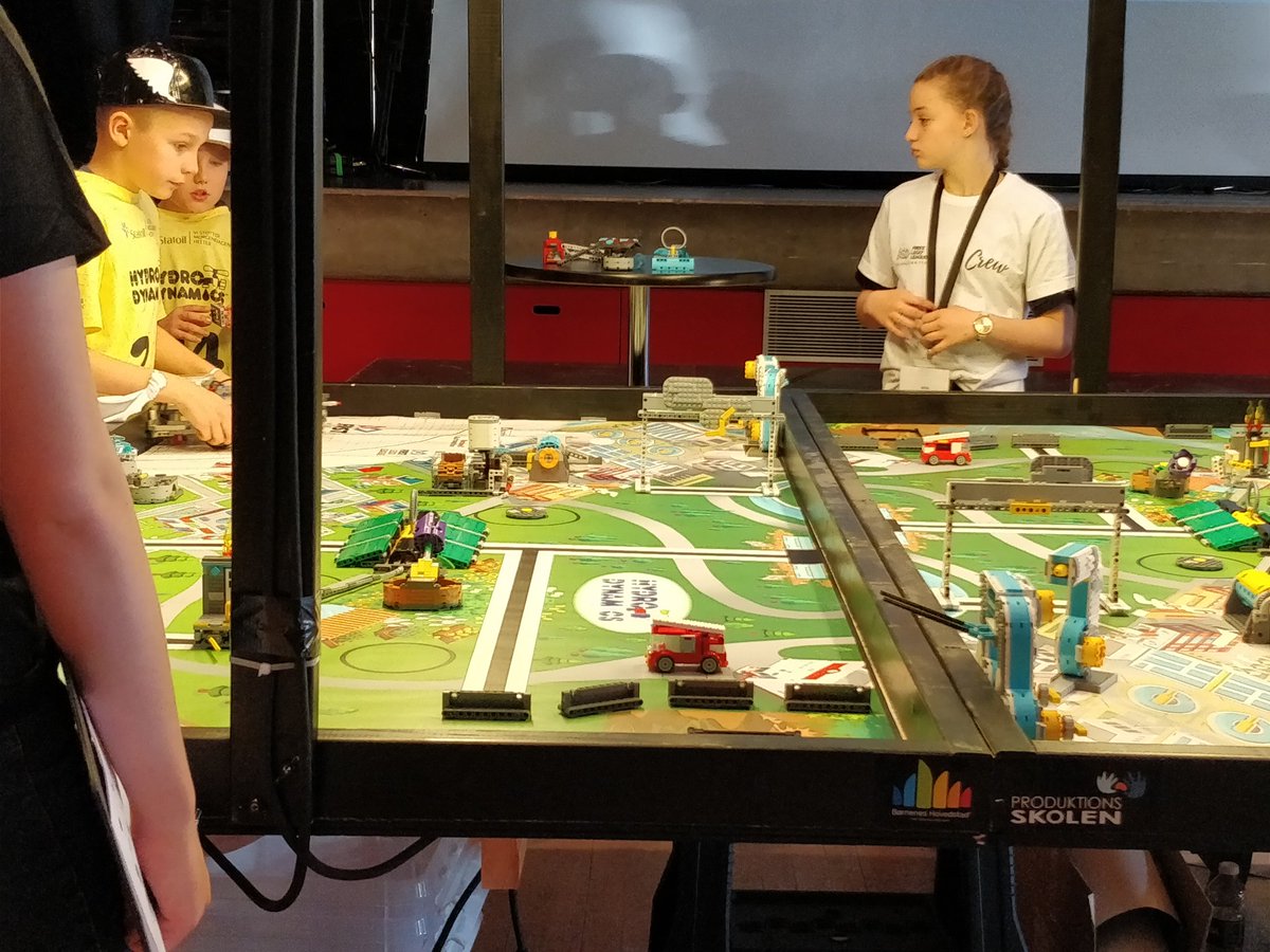 Bornejournalist's tweet photo. I dag er vi i #FFLBillund til First Lego League.
Børnene har haft 8 uger til at bygge og undersøge emnet vand. Der er i alt 8 Junior hold og 30 normale hold.
Der er en afdeling til robotkørsel. I robotkørsel skal man klare opgaver på en bane på 2:30 med sin robot. https://t.co/3iLUChWNPP