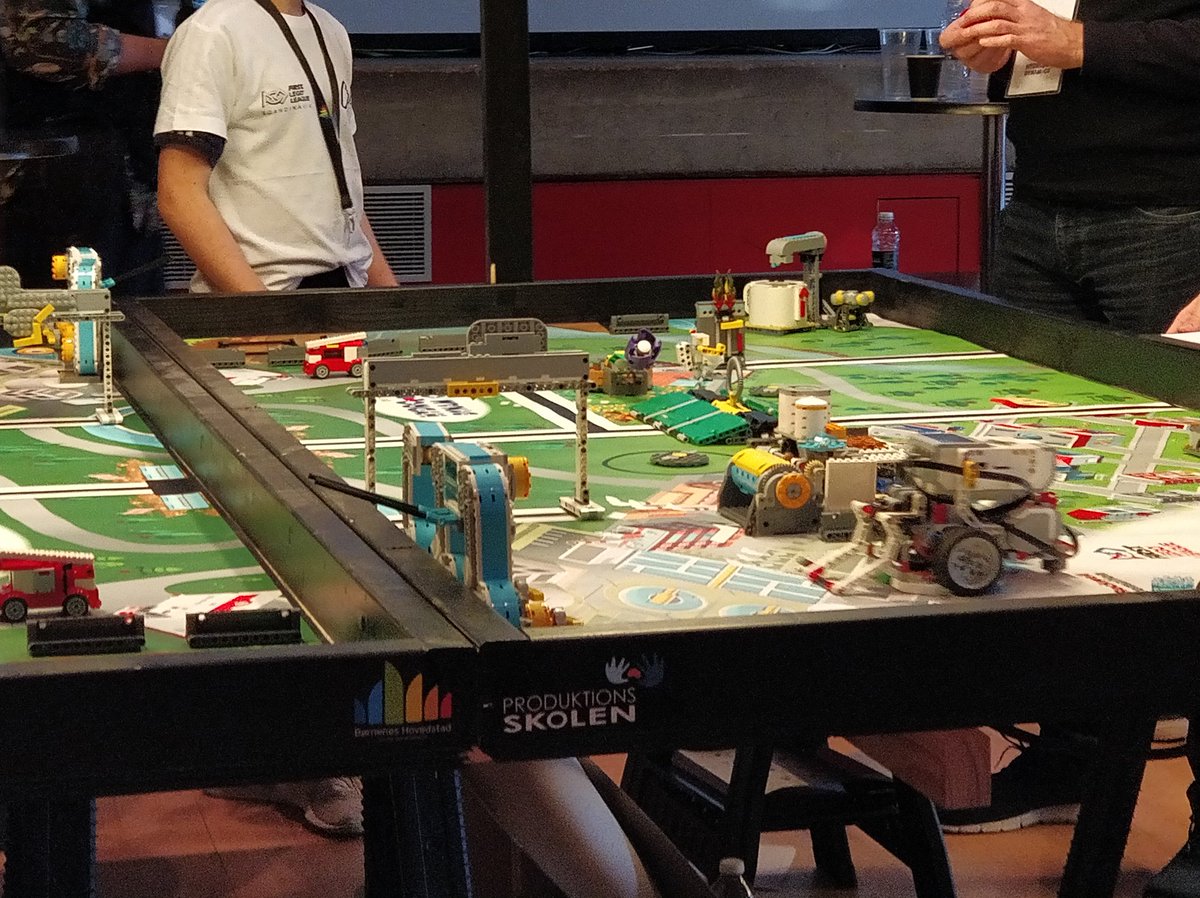 Bornejournalist's tweet photo. I dag er vi i #FFLBillund til First Lego League.
Børnene har haft 8 uger til at bygge og undersøge emnet vand. Der er i alt 8 Junior hold og 30 normale hold.
Der er en afdeling til robotkørsel. I robotkørsel skal man klare opgaver på en bane på 2:30 med sin robot. https://t.co/3iLUChWNPP