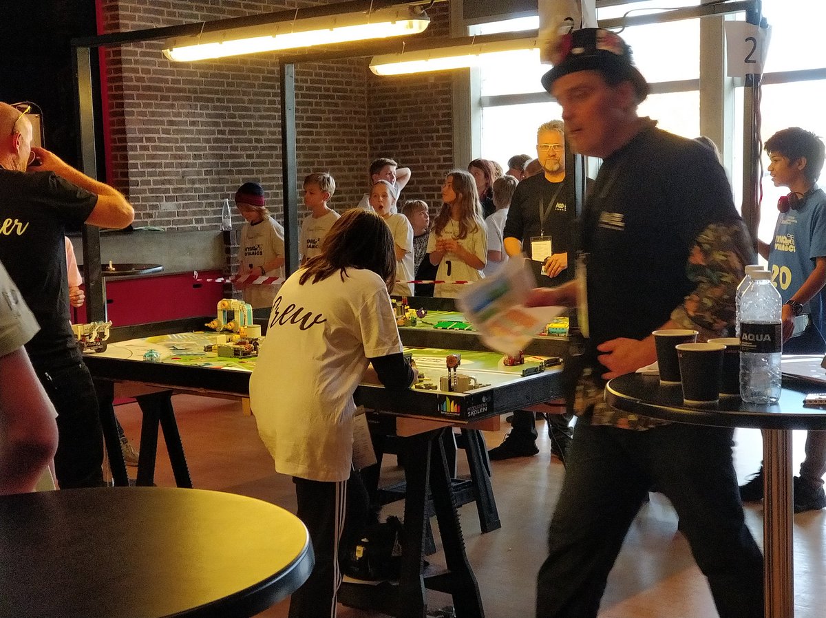 Bornejournalist's tweet photo. I dag er vi i #FFLBillund til First Lego League.
Børnene har haft 8 uger til at bygge og undersøge emnet vand. Der er i alt 8 Junior hold og 30 normale hold.
Der er en afdeling til robotkørsel. I robotkørsel skal man klare opgaver på en bane på 2:30 med sin robot. https://t.co/3iLUChWNPP