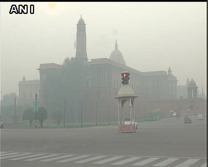 ANI's tweet photo. Layer of smog seen at #Delhi's Rajpath. https://t.co/XpYTTz8ImC