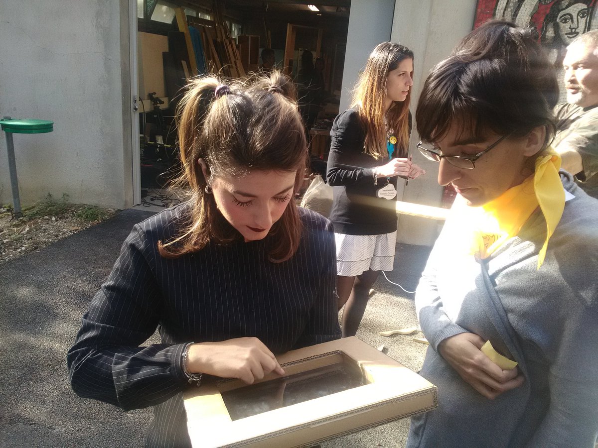 BlueBirds_Azur's tweet image. Caterina #makeuse montre à Amélie #facilitatrice le dispositif de tablette de Face-Look #museomix #MuseomixAzur #MuseeLeger #wearemuseomix