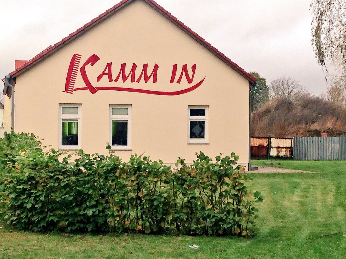 TSPSonntag's tweet photo. Kamm in! Der jahrzehntelange Wettstreit um das beste Frisörnamen-Wortspiel ist offiziell beendet. We have a winner. #neuklostersee https://t.co/QOv06vC0AC