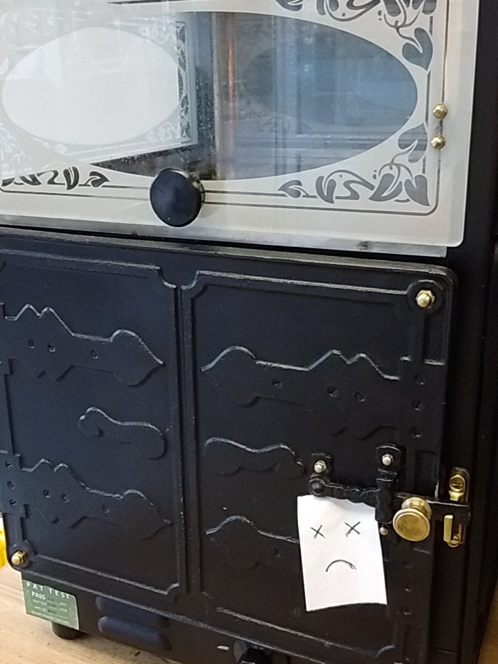 feast_cafe's tweet image. Our little oven is poorly this morning, not getting hot... #lazygit #smallkitchenproblems