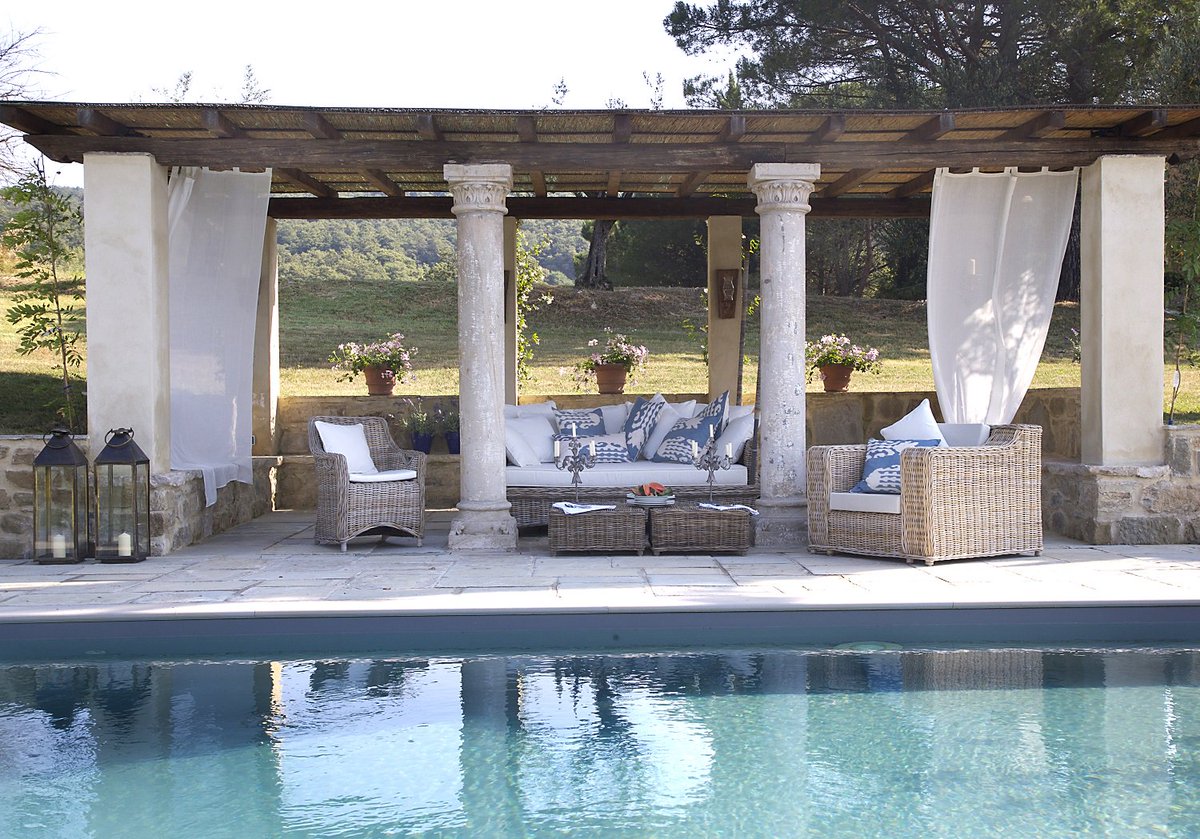 villacollective's tweet photo. Experience elegant poolside living in sumptuous, private surroundings. #magicalsettings #tuscany #italy #luxurylife #villacollective https://t.co/xWR5QNxlrt