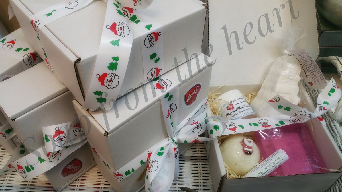Soapmaker_Hull's tweet photo. #Christmas scents #giftbox . Includes #Bodybutter , #Snowman #bathbomb, #Sparkly #glycerinesoap , #Bathtruffle & #lipbalm. Only £15. #handmade #hull #skincare https://t.co/5JUaT7pJ25