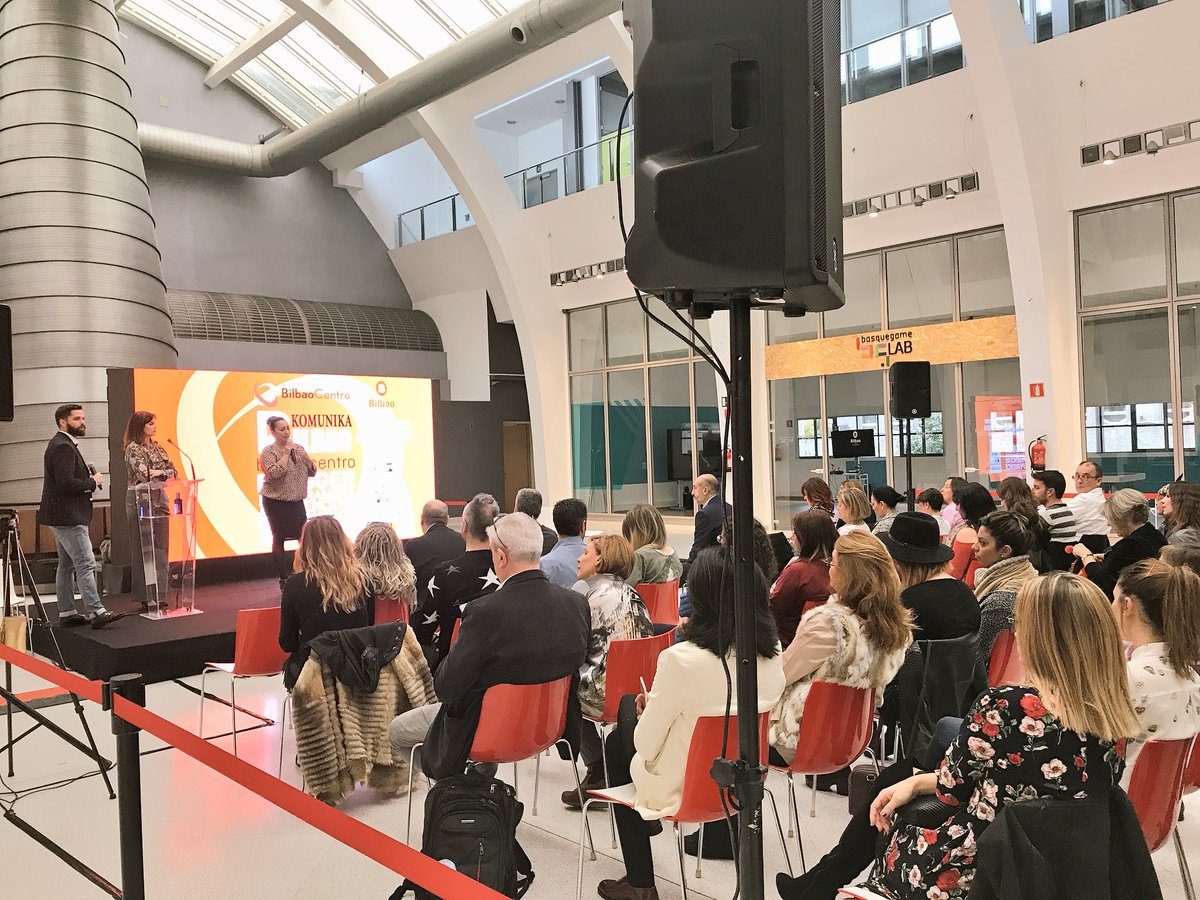 Basquetour_eus's tweet photo. La viceconsejera de Turismo y Comercio, @muelalopez expone en #BilbaoKomunika las apuestas del departamento por el emprendimiento y digitalización del sector comercial de Euskadi. #comerciodeproximidad #ecommerce https://t.co/7UOvFE8snP
