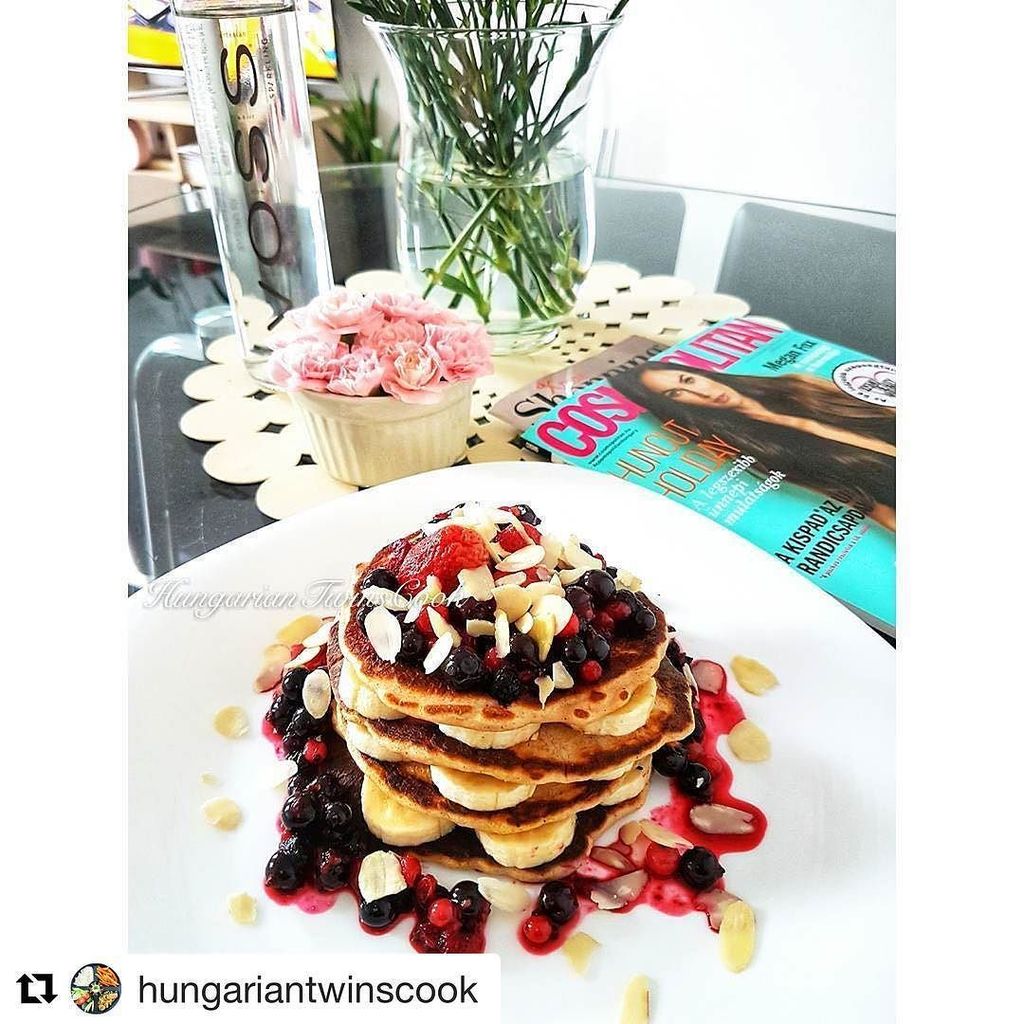 CosmopolitanHun's tweet photo. Mert hétvégén úgysem számítanak a kalóriàk 🥞🍌🍓#pancakeday #yumm #pancakelover #foodporn #caloriesdontcount #cosmop… https://t.co/GuPCxSBo7u https://t.co/R5EJst67zZ