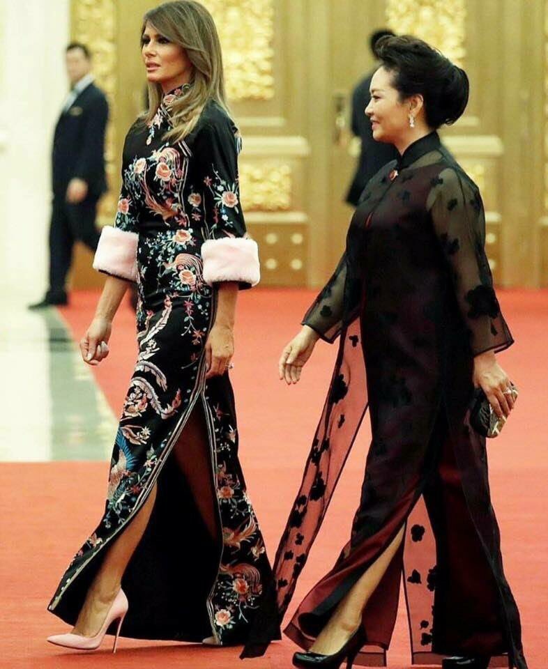 Бусдын Тэргүүн хатагтай нар уулзаж гэнэ. Фейс, твиттерээр л нэг юм болж байна. Манайх л байдаггүй. 
Aa яадгийм байхгүй л байгаа биз гэж
гадагшаа би Mонголоо өмөөрлөө. 
Ингэхэд муу тэргүүн хатагтай минь хаахнуур явдгийн бол гэж дотогшоо би өмөлзлөө. 😣😣😣😣